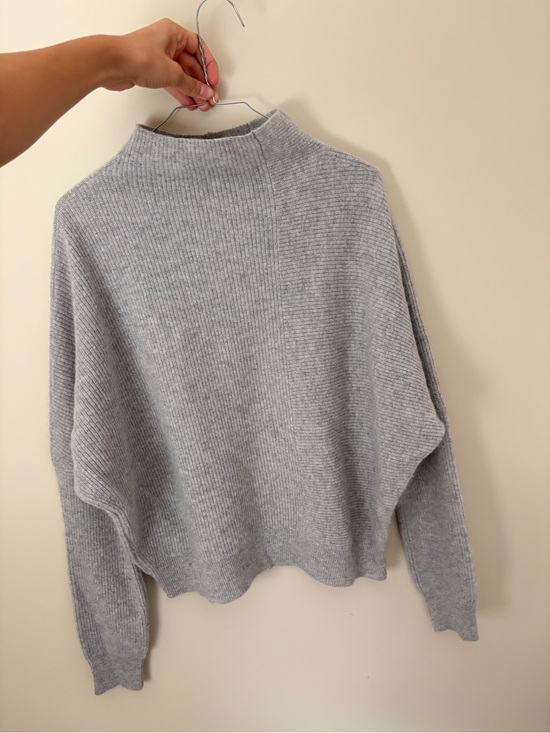 Tahari Sweaters - 100% Cashmere Tahari Light Gray Ribbed Turtleneck Sweater